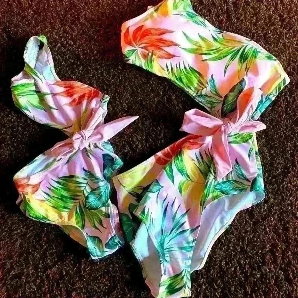 Beautiful mom and daughter one piece swimsuit